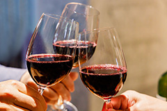 What are the common classifications of wine glasses?