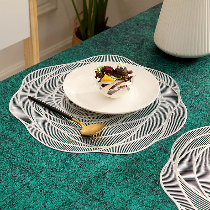 Eco Friendly Anti Slip Table Mat Placemat Golden Rose Flower Shape Print Pvc Placemat Set for Dining