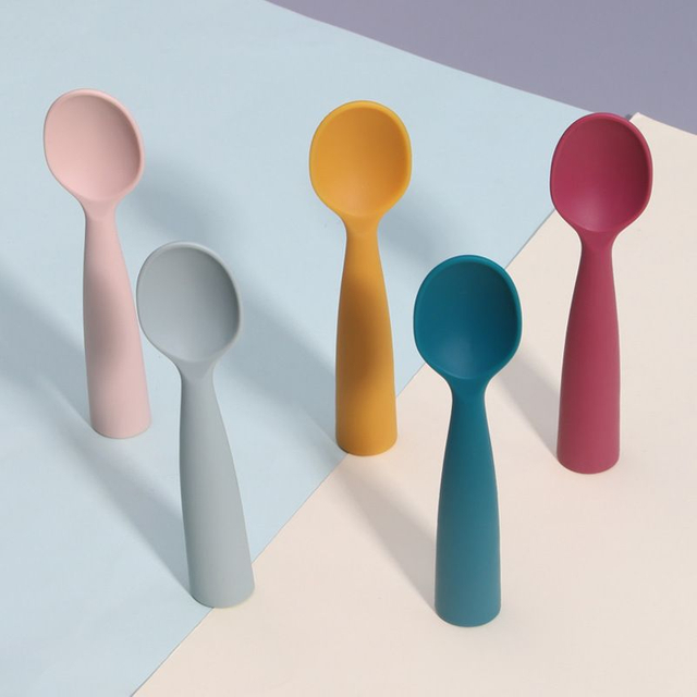 2023 New Cute Baby Small Spoon Color Children Utensil Heat Food Grade Silicone Spoon for Kids